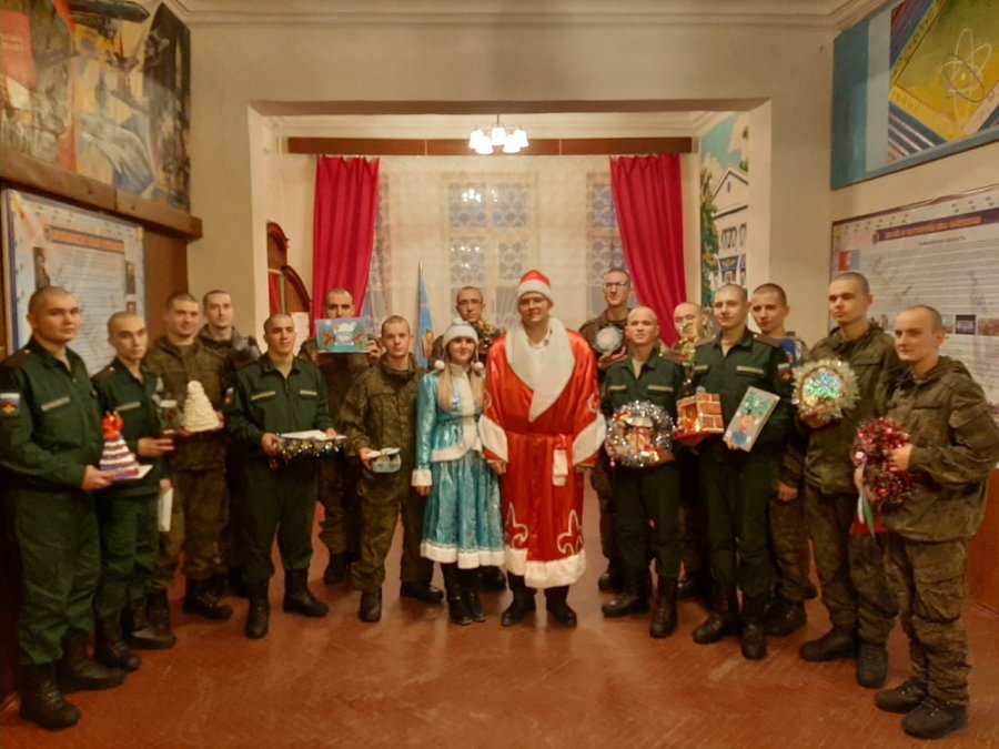 Снегурочка и Дед Мороз Комитета посетили войсковые части